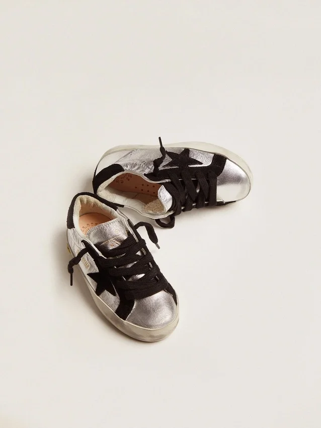 Sneakersy Super-Star ze srebrnej skóry z zamszowymi wstawkami