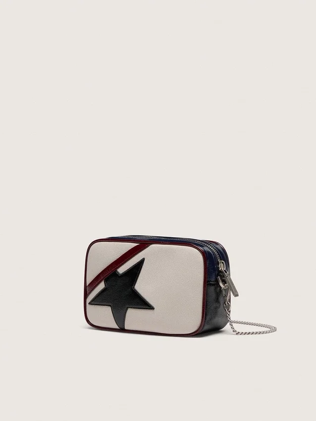 Star Bag Mini z białej jak masło skóry z czarną gwiazdą oraz bordowymi i ciemnoniebieskimi detalami