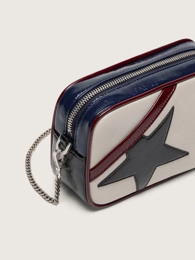 Star Bag Mini z białej jak masło skóry z czarną gwiazdą oraz bordowymi i ciemnoniebieskimi detalami