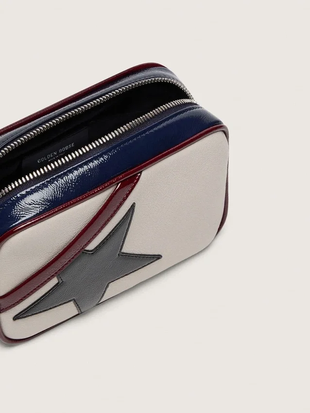 Star Bag Mini z białej jak masło skóry z czarną gwiazdą oraz bordowymi i ciemnoniebieskimi detalami