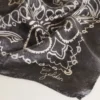 Szalik w kolorze antracytowej szarości z nadrukiem w paisley