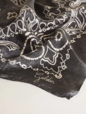 Szalik w kolorze antracytowej szarości z nadrukiem w paisley