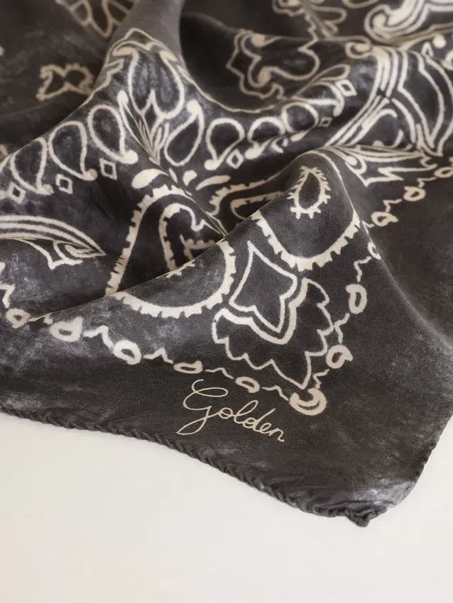 Szalik w kolorze antracytowej szarości z nadrukiem w paisley
