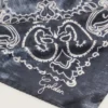 Szalik w kolorze antracytowej szarości z nadrukiem w paisley
