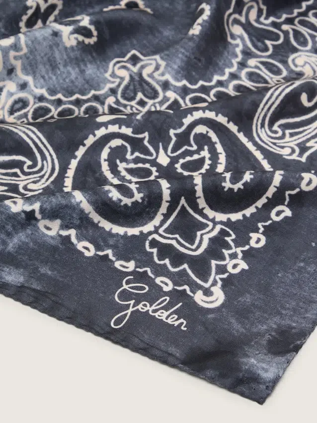 Szalik w kolorze antracytowej szarości z nadrukiem w paisley