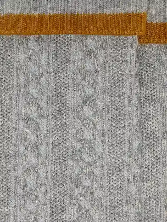 Szare skarpetki z podwiniętym brzegiem i pomarańczowymi detalami