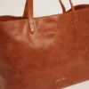 Torba Pasadena z błyszczącej, młotkowanej skóry w kolorze jasnobrązowym ze złotym logo z przodu