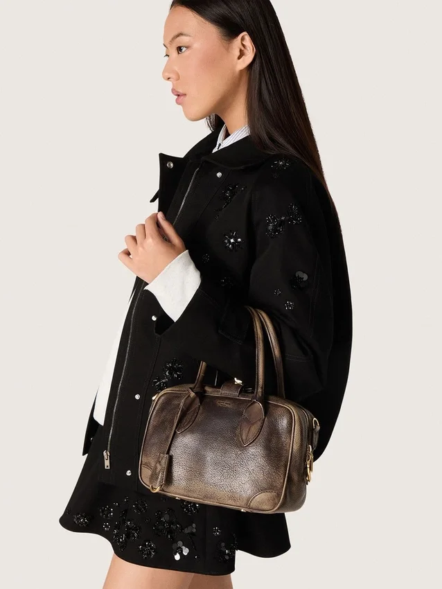 Torebka Vita z brązowej skóry w stylu vintage ze złotymi detalami