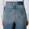 Złote damskie dżinsy typu boyfriend z jasnoniebieskiego denimu w stylu stone-washed