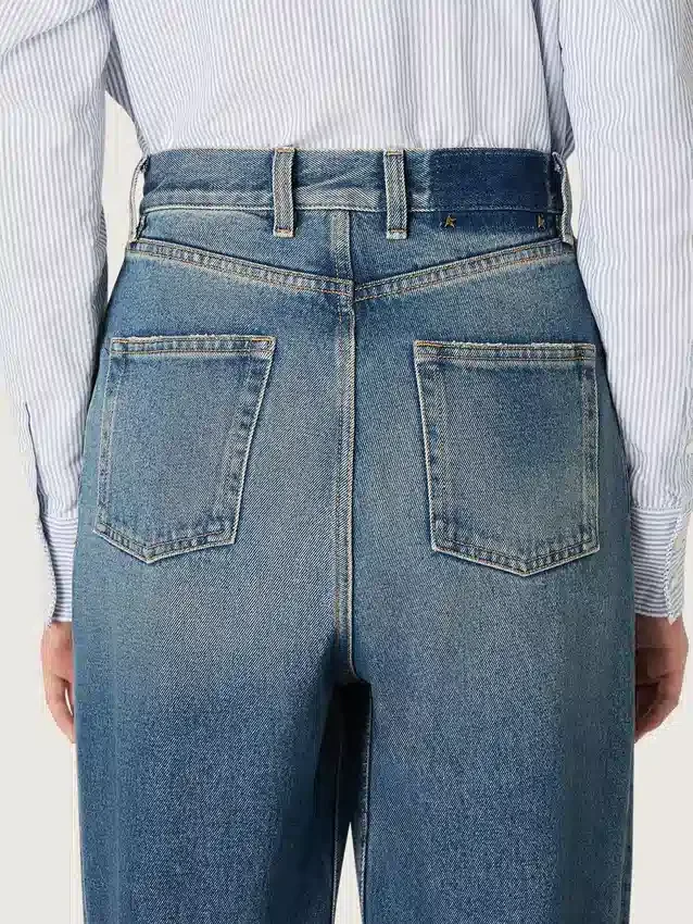 Złote damskie dżinsy typu boyfriend z jasnoniebieskiego denimu w stylu stone-washed